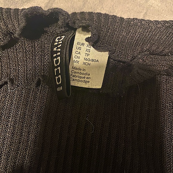 Long sleeve, fitted shirt, with ruffled edges. - Picture 1 of 2